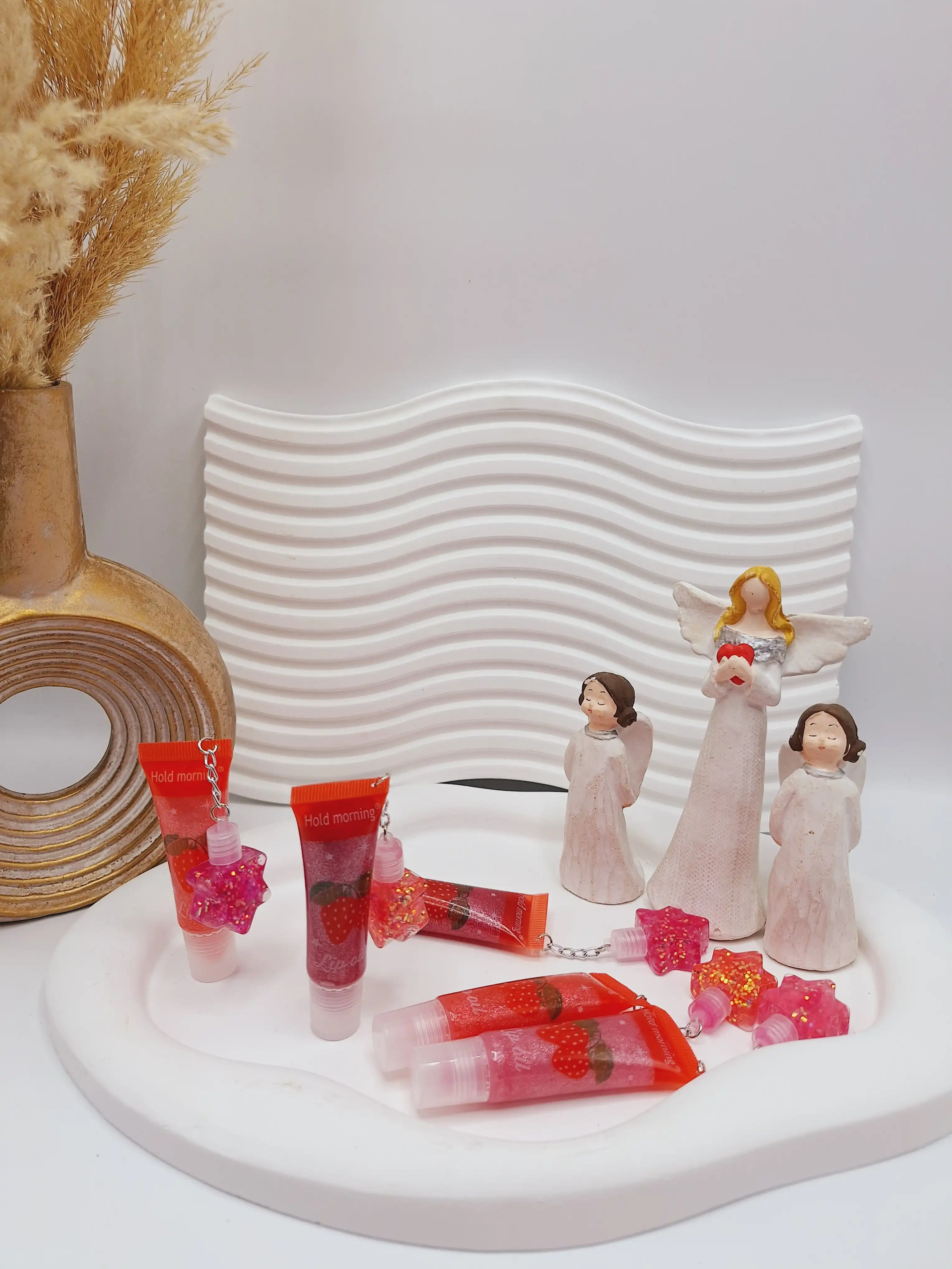 لیپ گلاس مایع شاین دار توت فرنگی به همراه آویز برند هولد مورنینگ کد NO