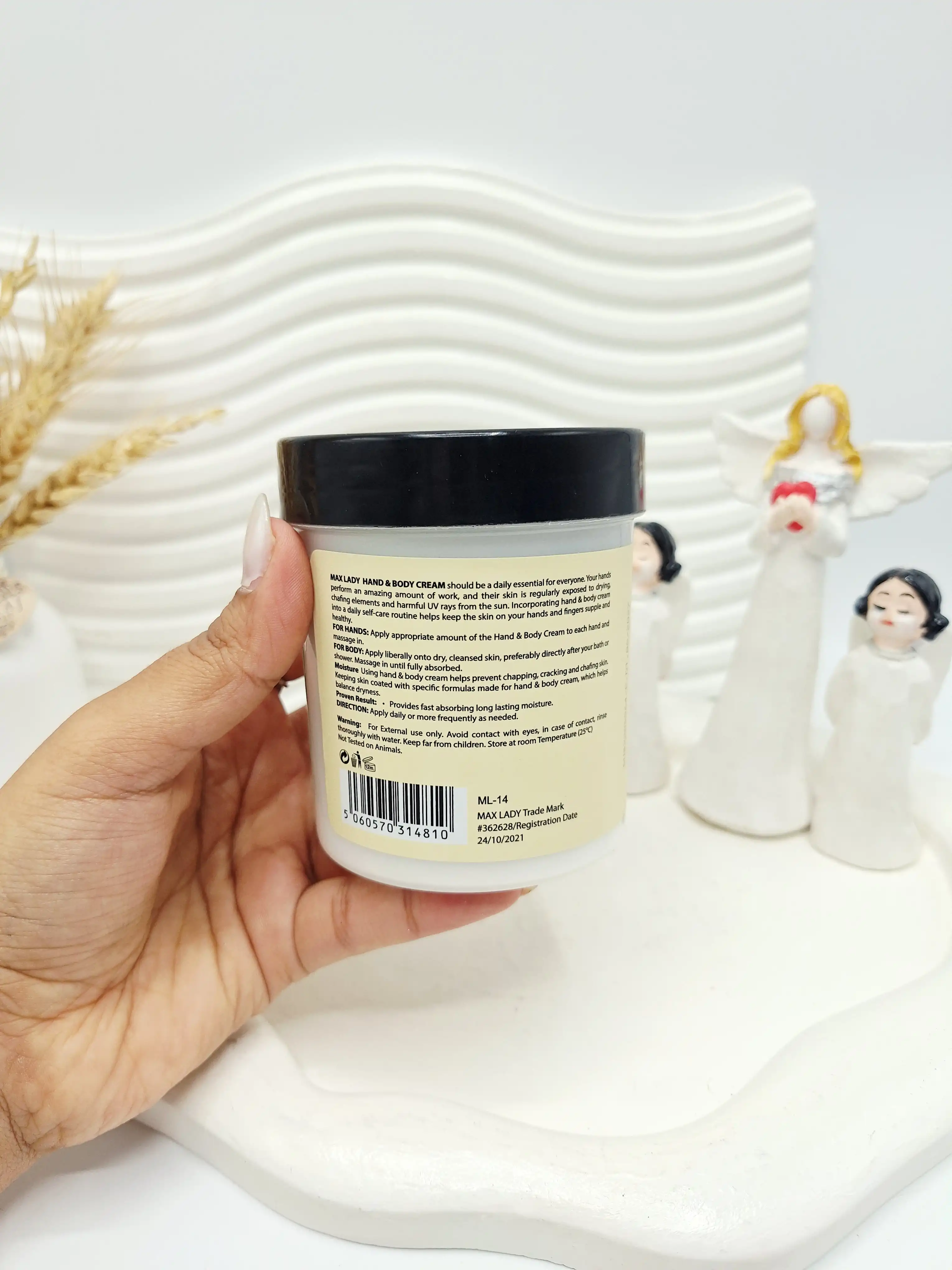 کرم سفید کننده دست و بدن مدل شیر مکس لیدی Maxlady کد 4810 (درب مشکی)