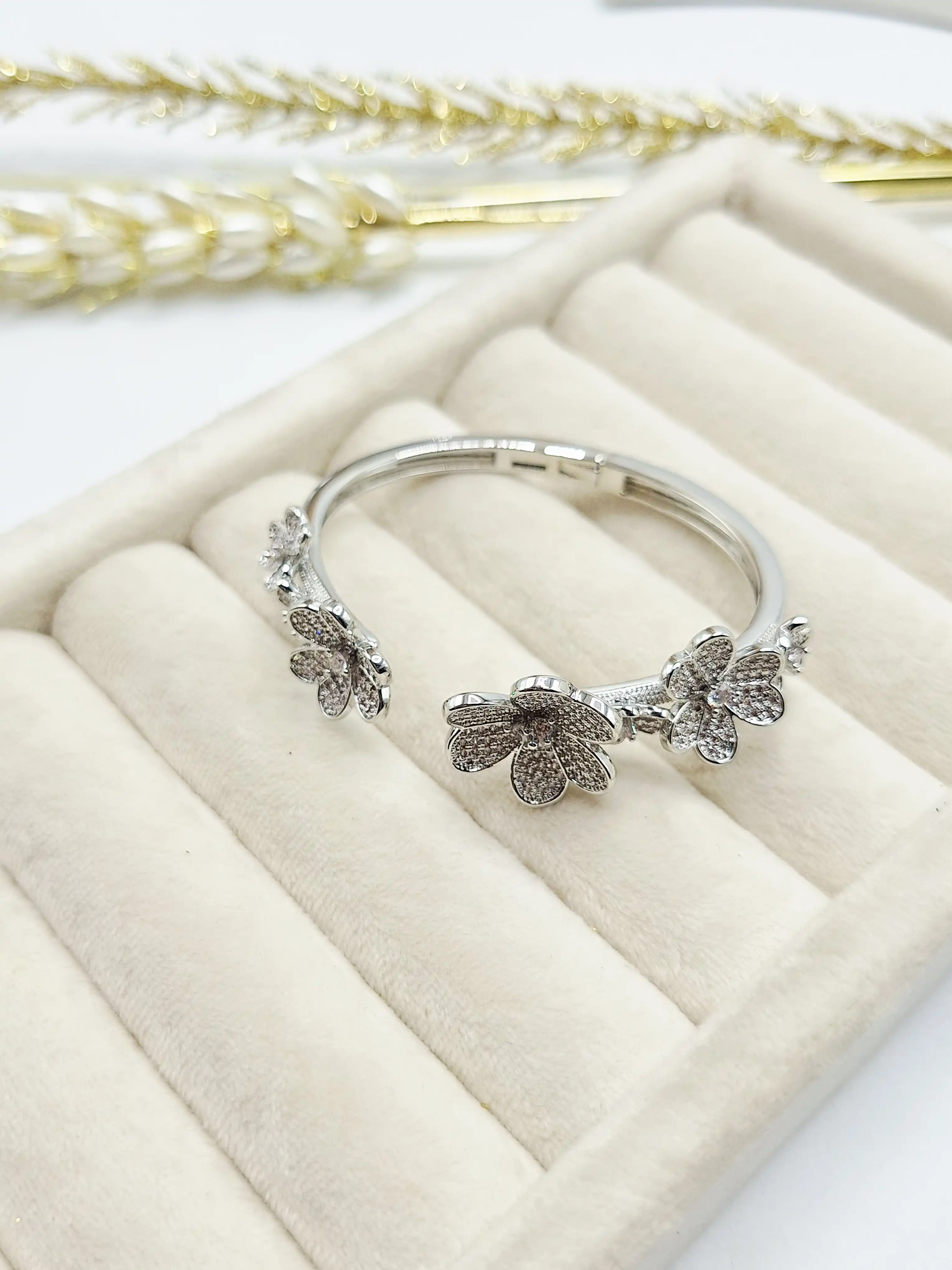 بنگل طرح گل جواهری رنگ نقره ای استیل